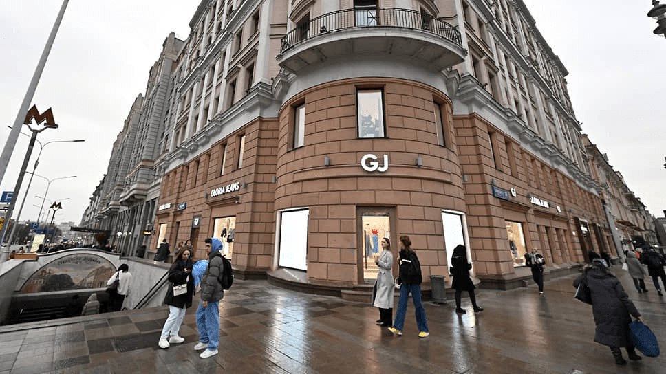 Gloria Jeans собирается закрыть флагманский магазин площадью 5000 м² на Тверской улице говорят источники Ъ Раньше на том же месте располагался крупнейший в России H M По мнению экспертов обслуживание флагманских точек экономически неоправданно лучше вкладываться в развитие онлайн продаж vc ru retail 2206908