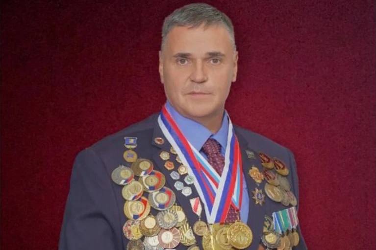 Депутату из Колтушей в Ленобласти присвоили редкое и почётное звание «Отец-герой» И немудрено. К 58 годам у председателя совета депутатов поселения Эдуарда Чирко больше 30 детей. Причём впервые он стал отцом в 42 года, а женат официально на одной женщине. Тридцать детей Чирко — родные, а один ребёнок усыновлённый. Депутат не скрывает, что сыновья и дочери у него от разных женщин, но подробности романов не разглашает. Теперь Чирко будет получать по 5 тысяч рублей в месяц, также у него появятся новые права и льготы. : страница Эдуарда Чирко во «ВКонтакте» : СПб — отдай свой буст нам