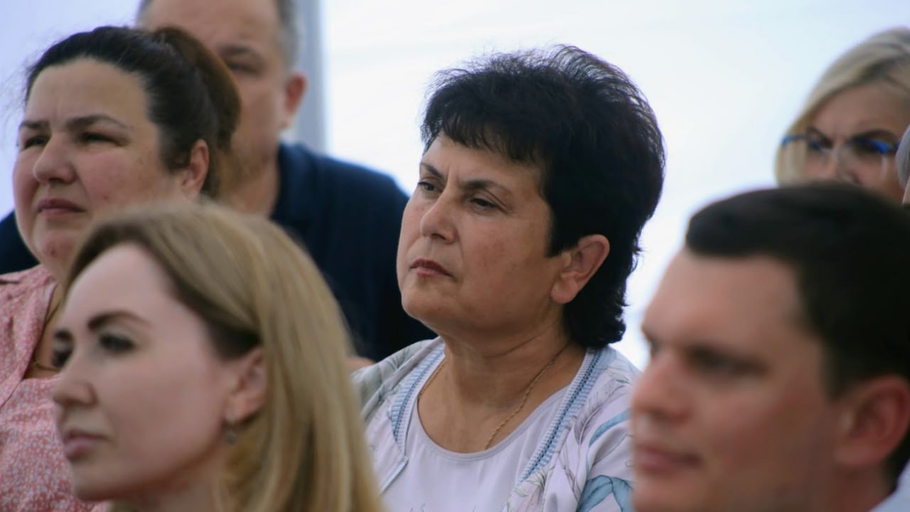 Главу Первомайского района Алтайского края Юлию Фролову задержали, сообщил amic.ru источник.   Причины задержания неизвестны.   «Только что арестовали и из кабинета увезли Юлию Фролову, главу Первомайского района», - рассказал собеседник.  На эту должность ее избрали на сессии райсобрания депутатов 22 февраля 2022 года. Ранее она занимала пост депутата краевого Заксобрания.   Юлия Фролова родилась в 1967 году в поселке Тальменка. В 2008 и 2012 годах избиралась главой Первомайского сельсовета. В 2017 году стала председателем райсобрания депутатов, в 2021 году - депутатом АКЗС.  Фото: amic.ru