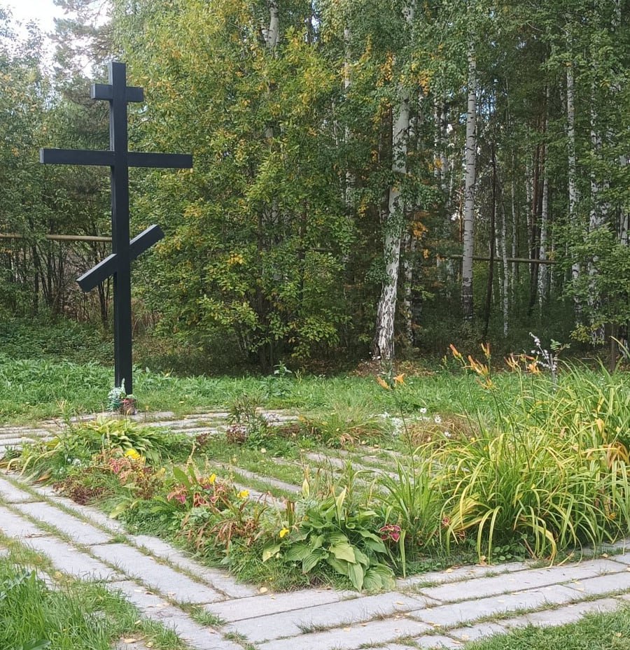 Похоже на «битву чекистов с масонами» с ? Суд защитил от возможной застройки Поросенков лог в Екатеринбурге, где нашли останки Царской семьи Свердловский областной суд встал на сторону фонда «Мемориал Романовых» и его основателя Ильи Коровина, требовавшего признать недействительным приказ управления госохраны объектов культурного наследия. Согласно документу, из зон охраны исключалась вся территория мемориала. По мнению Коровина, ведомство приняло такое решение в угоду РПЦ, которая хочет забрать себе Поросенков лог и построить на нем такой же комплекс, что и на Ганиной яме. Руководитель фонда уверен, что мемориал необходимо сохранить в его нынешнем виде, так как любые работы могут уничтожить почву, в которой еще могут находиться ненайденные останки Николая II и его членов семьи. В итоге «Мемориал Романовых» выиграл дело, а облсуд признал приказ недействительным. Однако Илья Коровин считает, что пока радоваться первой победе рано. Подробнее по ссылке: