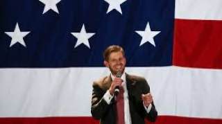 Эрик Трамп, сын действующего президента США и вице-президент The Trump Organization, не исключает возможности, что следующим кандидатом в президенты от семьи может стать кто-то из Трампов. В интервью он оставил вопрос открытым, заметив: "Кто знает?" Эрик Трамп также выразил свое мнение о текущем политическом ландшафте, отметив, что многие политики его не впечатляют, и предположил, что мог бы быть более эффективен на их месте.
