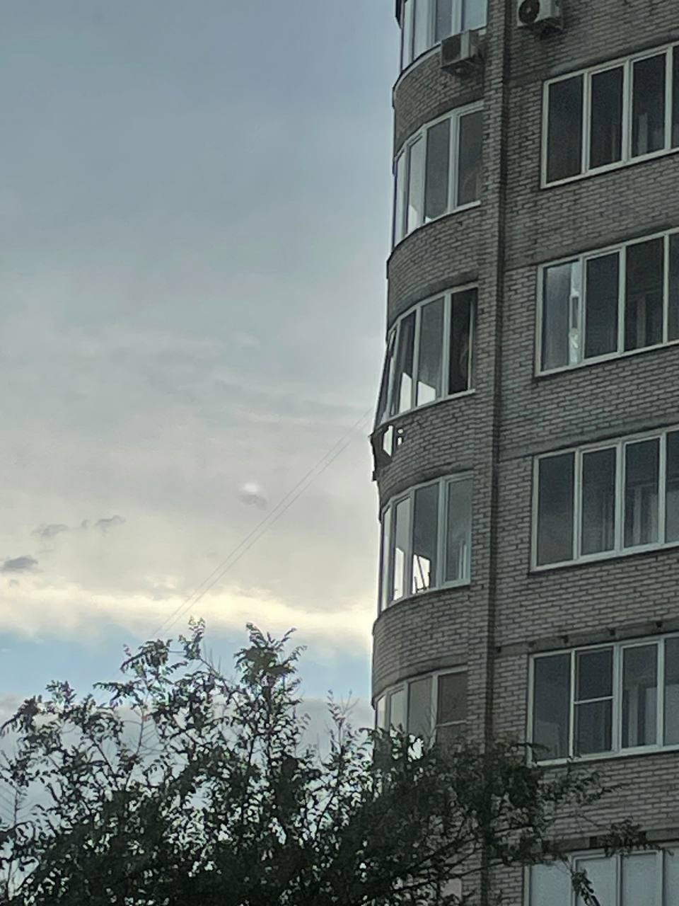 На Перелета в Омске ветер вырвал кирпичи с балкона одной из квартир. Окна на месте. Но это пока. Надеемся, внизу никто не пострадал. Фото: "Инцидент Омск". Написать в редакцию можно здесь.