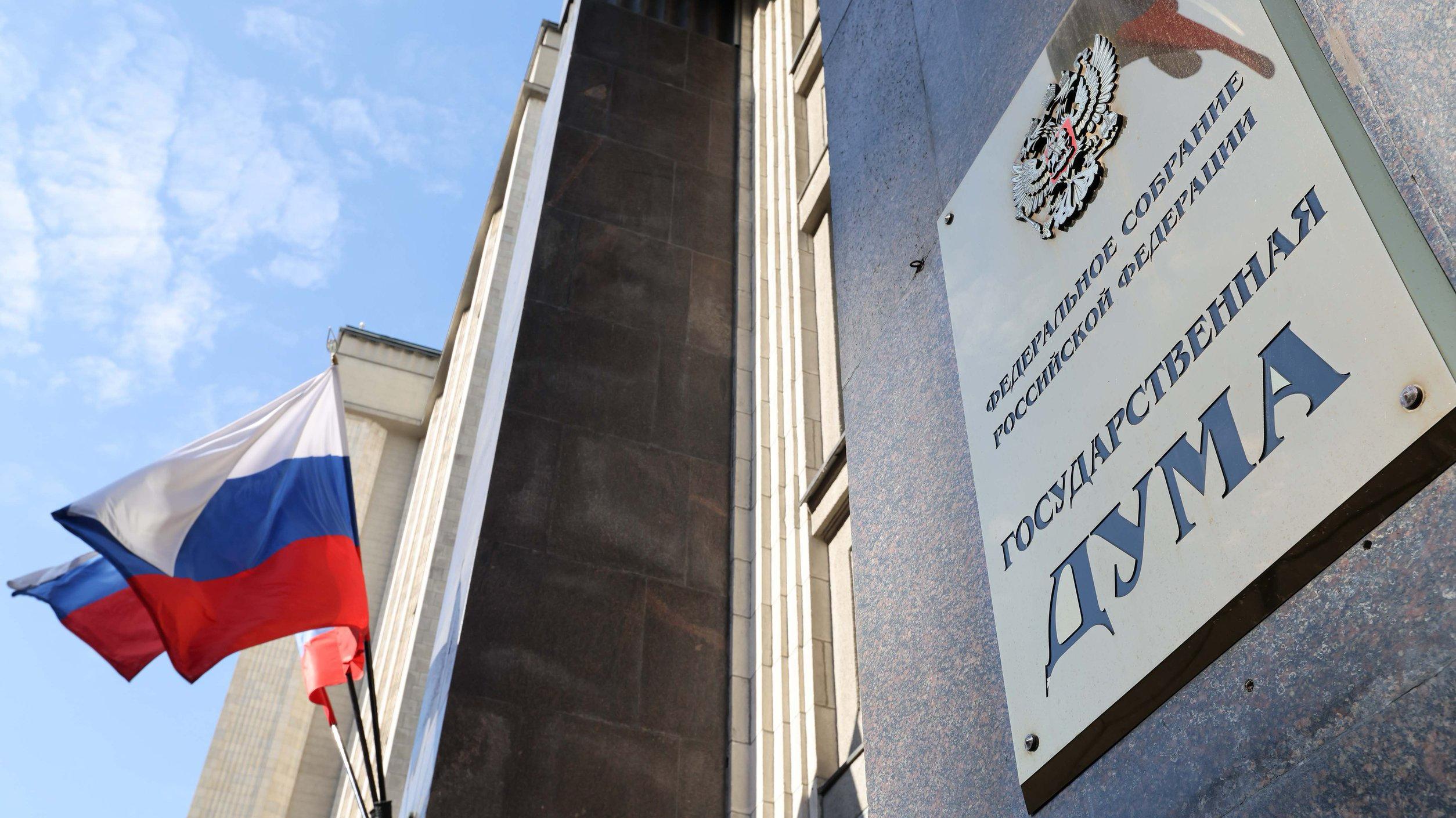 Председатель Государственной Думы Вячеслав Володин провёл совещание с руководителями политических фракций ГД Обсуждались приоритетные законопроекты которые планируется рассмотреть в ходе пленарных заседаний в феврале Среди них инициативы о дополнительных мерах по противодействию кибермошенничеству и защите прав потребителей о совершенствовании миграционной политики а также некоторые изменения в трудовое законодательство Кроме того речь шла о подготовке к предстоящему правительственному часу с участием министра иностранных дел РФ Сергея Лаврова который запланирован на 11 февраля Ещё одна тема совещания продолжающаяся подготовка к ежегодному отчёту Правительства в ГД в рамках которой проходят встречи с фракциями и комитетами Подписывайтесь на Дума ТВ в MAX