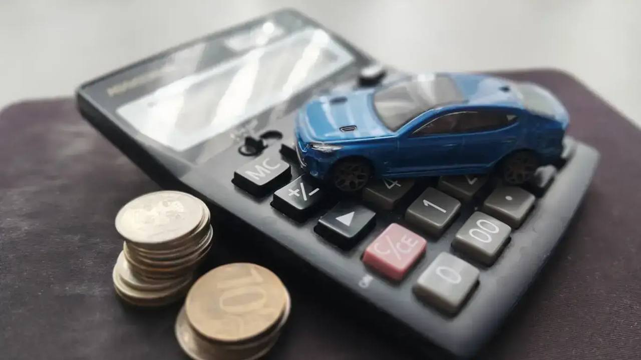 В России сразу пять автомобильных брендов, а именно Chery, Livan, SWM, КАМАЗ и EXEED, столкнулись с падением цен, согласно данным Автостат. Наибольшее снижение цен наблюдается у моделей Livan и Chery: X3 Pro подешевел на 230 тысяч рублей, а Tiggo 8 Pro Max — на 250 тысяч рублей. Эксперты связывают это снижение с укреплением рубля и уменьшением спроса со стороны покупателей.