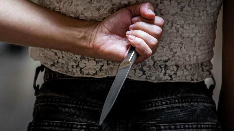 Крымчанка из ревности порезала кухонным ножом BMW СИМФЕРОПОЛЬ 26 ноя РИА Новости Крым 28 летняя жительница Кировского района осуждена за повреждение дорогостоящего автомобиля марки BMW Об этом сообщает прокуратура Крыма Следователи установили что молодая женщина совершила преступление в состоянии алкогольного опьянения и на почве ревности При помощи кухонного ножа женщина нанесла многочисленные царапины на капот крышу и дверь автомобиля BMW тем самым причинила ущерб в размере 70 тысяч рублей сообщили в надзорном ведомстве За содеянное ей назначено наказание в виде штрафа Гражданский иск потерпевшего о взыскании причиненного материального ущерба удовлетворен Приговор суда в законную силу не вступил Как сообщалось ранее в Севастополе местны Подробнее