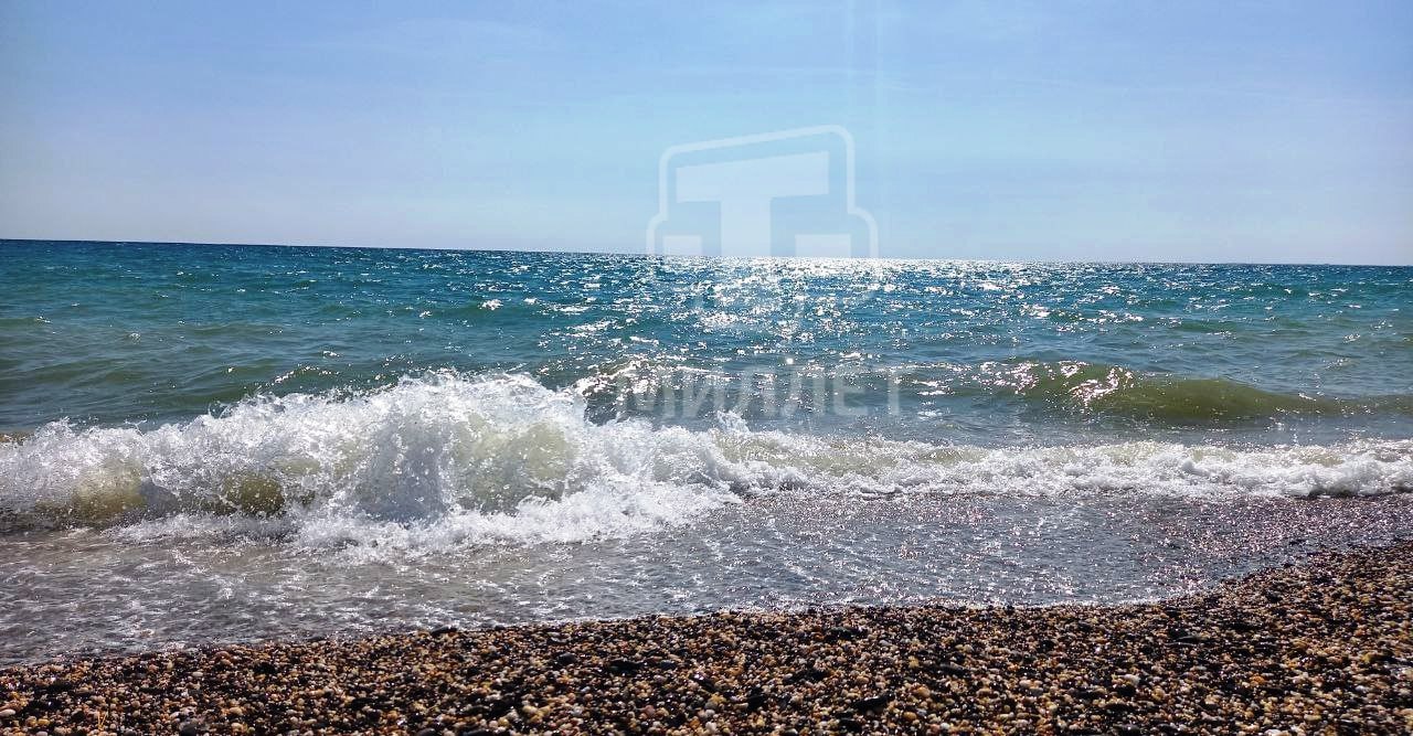 Морская вода у берегов Крыма прогрелась до 28 градусов Такова её температура в Азовском море. По данным республиканского Гидрометцентра, +27° у берегов Ялты и Севастополя. +26° в Керченском проливе, у берегов Евпатории и Алушты. В Феодосии и Черноморском вода +25°.