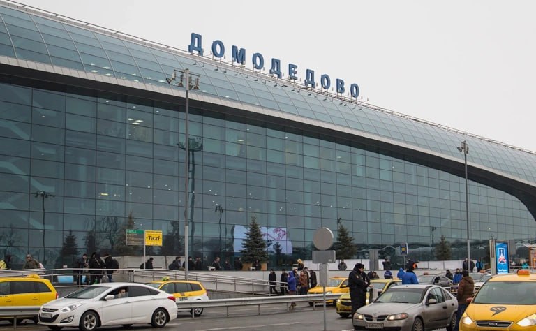Транспортная прокуратура предотвратила попытку перевода 18 5 млрд руб в пользу бывшего бенефициара московского аэропорта Домодедово его имя в сообщении ведомства не называется сообщила Генпрокуратура По данным надзорного ведомства в конце 2024 года бывший владелец группы компаний Домодедово заключил договор на выделение ему реального займа на указанную сумму При этом поручителями по соглашению стали семь производственных предприятий аэропорта В результате своевременного вмешательства транспортной прокуратуры удалось пресечь возможность перевода в пользу бывшего бенефициара аэропорта заемных денежных средств и последующее взыскание задолженности с компаний выступивших гарантами говорится в сообщении Предприятия группы Домодедово до 2025 года принадлежали бизнесменам Дмитрию Каменщику В начале года Генпрокуратура направила в Арбитражный суд Московской области иск с требованием обратить компании в доход государства В июне суд удовлетворил иск надзорного ведомства в полном объеме и воздушная гавань перешла в собственность государства Фото Никита Попов РБК Самые важные новости в телеграм канале РБК