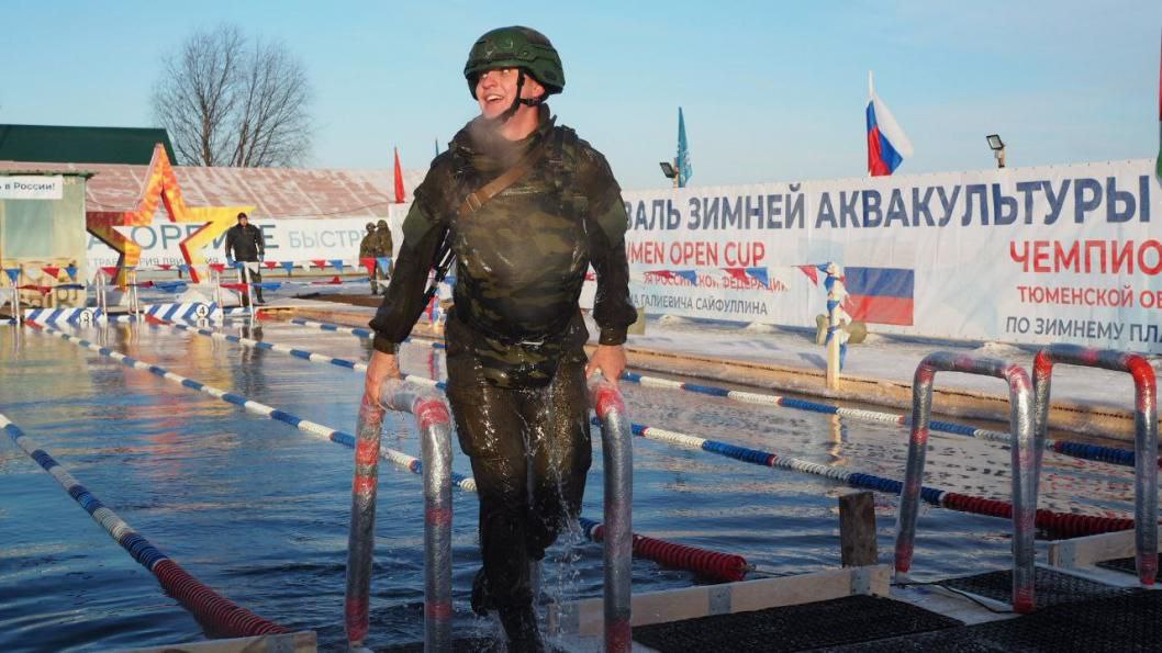 7 декабря на базе клуба «Озеро чемпионов» в Тюмени открылся фестиваль зимнего плавания «Нехолодно». Мероприятие приурочено ко Дню Героев Отечества, который отмечается 9 декабря.  Фестиваль открыл Герой России Рустам Сайфуллин. Он поблагодарил спортсменов за участие и напомнил о важности сибирского характера, который всегда помогал преодолевать трудности — от обороны Москвы в 1941 году до сегодняшних дней.  Гости праздника увидели реконструкцию боевой операции: курсанты «подорвали» мост противника, используя дымовую завесу.  На фестивале также организовали плетение маскировочной сети для фронта. Все желающие смогли оставить на лентах пожелания для солдат. Сети, сплетённые тюменцами за дни фестиваля, отправят на фронт.