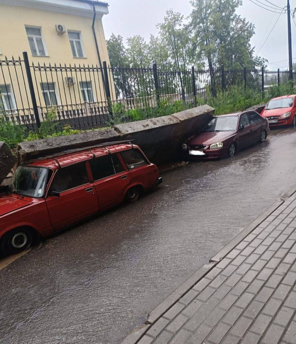 В Балашихе на машины упал бетонный забор    Подписаться   Прислать новость