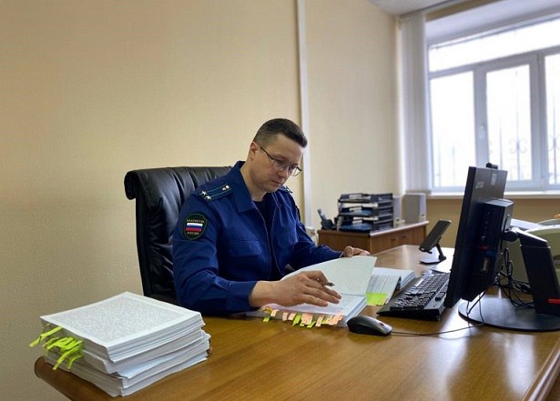 По требованию прокуратуры Томского района Томской области в связи с утратой доверия прекращены полномочия депутата совета Копыловского сельского поселения Ветрова Виталия Александровича Проведенная проверка исполнения законодательства о противодействии коррупции установила что депутат сельского совета не предоставил сведения о совершенных в 2024 году сделках по приобретению недвижимости Общая сумма сделок превысила доход его семьи за последние три года Подробнее на Бабре томск vtomsk24