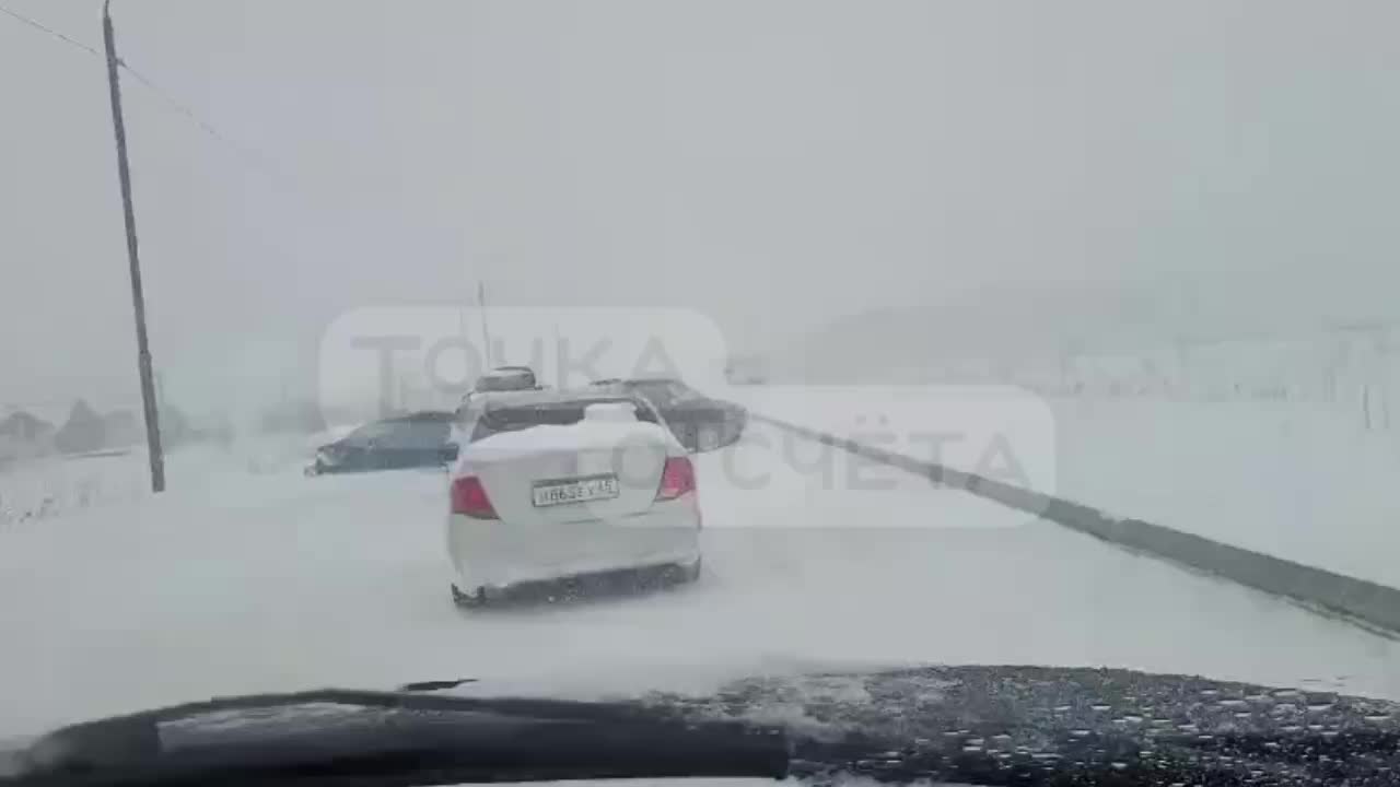 ДТП на скользких дорогах в Южно-Сахалинске и Керчи