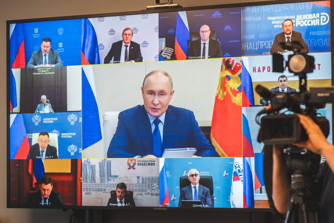 Владимир Путин акцентировал внимание на необходимости выделения отдельных лимитов на реализацию мастер-планов дальневосточных и арктических городов Президент сказал об этом в ходе заседания Совета по стратегическому развитию и национальным проектам. Глава государства напомнил, что соответствующая работа по включению в нацпроекты мероприятий мастер-планов ведется, и в ближайшее время Правительство должно утвердить долгосрочные планы развития шестнадцати опорных городов Арктики. «Есть ряд вопросов, которые требуют особого внимания с нашей стороны. Прежде всего, они связаны с финансированием. В этой связи считаю возможным поддержать предложение Министерства финансов и поговорить о выделении специального, отдельного лимита именно на реализацию мастер-планов дальневосточных и арктических городов. Он должен поэтапно выйти на уровень не менее пяти процентов от расходов соответствующих госпрограмм в ближайшие шесть лет. Это не потребует дополнительного финансирования в целом. Просто нужно программы посмотреть и нацелить их на развитие именно этого региона, стратегически важного для России», – подчеркнул Владимир Путин. Напомним, ранее с такой инициативой выступал губернатор Андрей Чибис, она была поддержана, в том числе, на заседаниях возглавляемой им профильной Комиссии Госсовета «Северный морской путь и Арктика». «Прежде всего хочу поблагодарить Владимира Владимировича за утвержденный им перечень поручений по итогам визита в Мурманск, на Международный арктический форум. И за тот список приоритетных объектов для опорных городов, который приложен к перечню. Принципиально важно, чтобы в новом бюджетном цикле эти объекты нашли отражение в бюджете в рамках специальных разделов национальных проектов, созданных по поручению Президента. Мы понимаем бюджетные ограничения и поэтому эти объекты надо приоритизировать в рамках действующих лимитов, в том числе направляя на эти цели экономию от торгов и иные высвободившиеся средства», – прокомментировал губернатор по итогам заседания.
