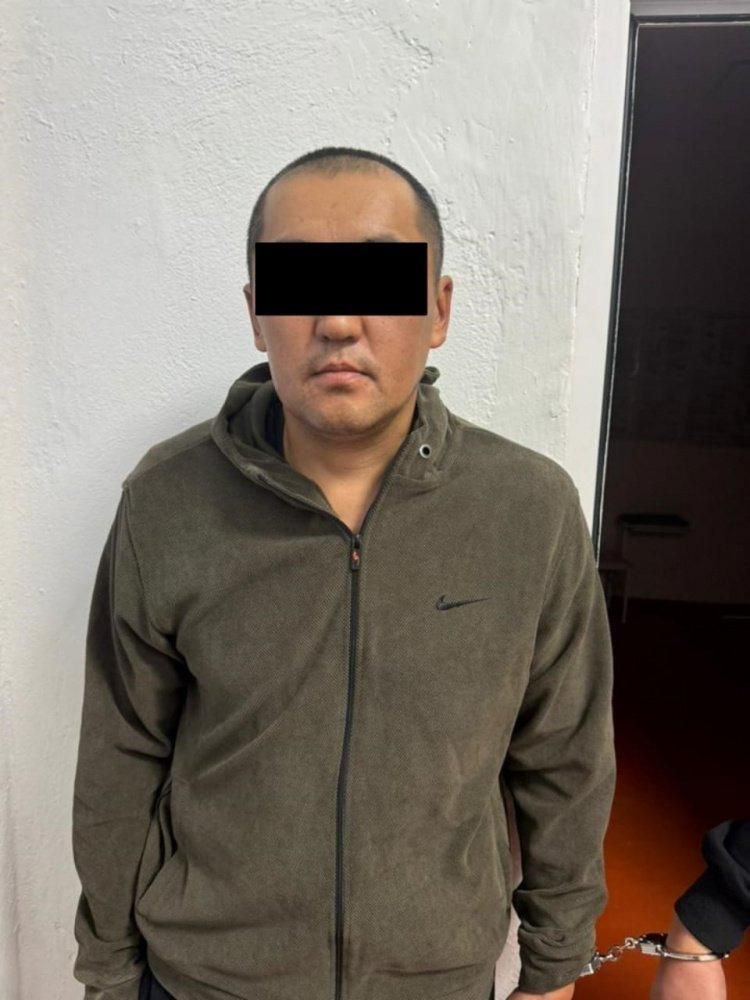 Подозреваемого в убийстве девушки Айсулуу в Кыргызстане нашли мёртвым в СИЗО Задержанный по подозрению в убийстве 17 летней Айсулуу Мукашевой и серии других тяжких преступлений Кумарбек Абдыров умер в СИЗО 1 в Бишкеке сообщает Орда со ссылкой на Kaktus Media По данным государственной службы исполнения наказаний мужчину нашли без признаков жизни днём 7 февраля в камере следственного изолятора По предварительной информации это суицид Медики пытались оказать первую помощь но безуспешно На место происшествия выехала следственно оперативная группа ГСИН представители прокуратуры Назначены судебно медицинские экспертизы проводится доследственная проверка В СИЗО 1 Абдырова перевели 17 декабря 2025 года из изолятора временного содержания УВД Бишкека Напомним Айсулуу Мукашева пропала 27 сентября прошлого года на Иссык Куле Тем же вечером родные сообщили о пропаже Спустя два дня тело девушки нашли в Боомском ущелье Следствие показало Айсулуу похитили изнасиловали и убили Преступник замёл следы вывез тело помыл машину выбросил сим карту и продал телефон убитой Ранее судимого 41 летнего Кумарбека Абдырова задержали в Бишкеке Он признался в содеянном Суд несколько раз продлевал ему содержание под стражей последний раз до конца марта 2026 года Позже он признался и в других тяжких преступлениях Он мог быть причастен как минимум к шести нападениям на женщин В четырёх случаях они закончились гибелью Среди возможных жертв 19 летняя Камила Дуйшебаева Правоохранительные органы не исключают что число жертв может быть больше Преступление вызвало резонанс На фоне похорон несколько сотен жителей села Иссык Куля вышли на митинг Люди требовали от властей ужесточить наказание за изнасилование детей и убийство женщин Президент Кыргызстана прислушался к народу и поручил вернуть смертную казнь высшую меру наказания в стране отменили ещё в 2007 году и заменили на пожизненное заключение Однако Конституционный суд КР отклонил инициативу Жапарова сославшись на необходимость соблюдения международных обязательств Все подробности читайте в цепочке реплаев Фото госорганы Кыргызстана t me orda kz