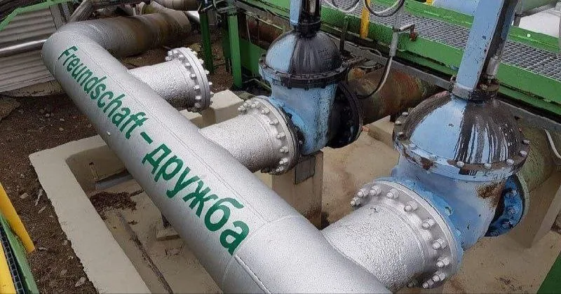КазТрансОйл нарастил почти в два раза экспорт казахстанской нефти в Германию по Дружбе За первый квартал 2026 года из Казахстана поставили 730 тысяч тонн нефти в Германию транзитом через сеть нефтепроводов российской Транснефти передает КазТрансОйл Это на 353 тысячи тонн или на 93 6 больше чем за аналогичный период 2025 года Ранее LogiStan писал о том что за 2025 год из Казахстана в Германию транзитом по нефтепроводу Дружба поставили 2 1 млн тонн нефти в 2 1 раза больше чем годом ранее В 2026 году поставки планируют увеличить на 19 до 2 5 млн тонн в год Читайте также Британские власти разрешили Казахстану транзит нефти по Дружбе Минфин США разрешил Казахстану продолжить транзит нефти из России в Китай Logistan info Telegram MAX