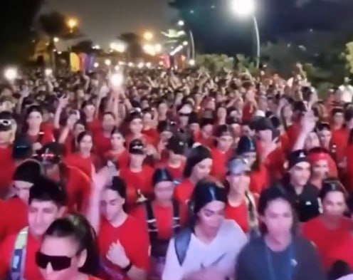 Двое организаторов спортивного марафона на иранском острове Киш были задержаны прокуратурой после того как в ходе мероприятия женщины совершали забег без хиджаба Один из обвиняемых является чиновником Организации свободной экономической зоны Киш а второй представляет частную компанию организатора Подробнее на нашем сайте Актуальные новости из Центральной Азии fergananews