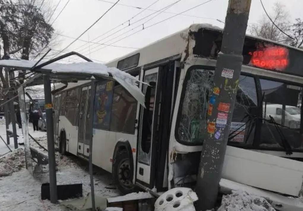 Сегодня самая обсуждаемая тема во всех ростовских пабликах и каналах столкновение автобусов на Будённовском 34 Отличились водители 27 и 83 маршрутов перевозчики ООО ЮТК и ООО Янтарь 1 соответственно Оба автобуса получили серьёзные повреждения и в ближайшее время не выйдут на линии Полностью разрушены два остановочных павильона Чудом обошлось без пострадавших Очевидцы утверждают что водители автобусов устроили традиционную гонку за пассажирами У директора и владельца ООО ЮТК Алана Болатаева разумеется другое мнение На обочинах не убрано Автобус дал по тормозам поскользнулся и снёс остановку и столб Гонки не было утверждает он Оставим выяснение реальных причин этой аварии сотрудникам правоохранительных органов Мы лишь отметим ещё одну новость по иронии судьбы вышедшую сразу после аварии В пресс службе городской администрации заявили что в Ростове на Дону не хватает 971 водителя из за чего на маршруты выходит лишь 500 из 900 единиц общественного транспорта Два и два сложите сами