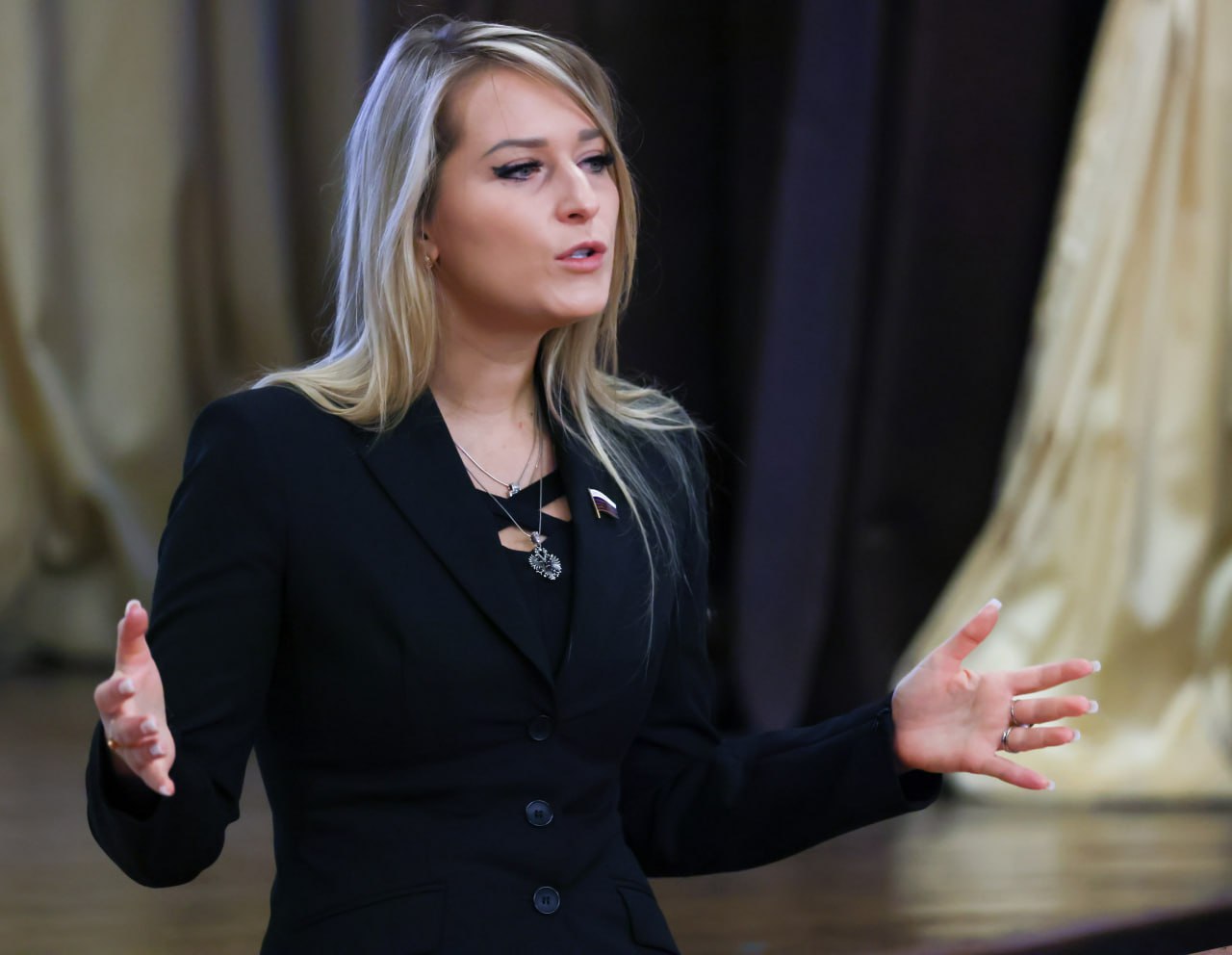 Челябинский депутат призвала защитить покупателей от недобросовестных продавцов жилья В последнее время набирает обороты новая мошенническая схема связанная с продажей недвижимости Продавцы как правило пенсионерки продают своё жильё все действия официально оформляются Однако потом в сторону покупателя подаётся иск по признанию сделки купли продажи недействительной Частой причиной отмены становятся заявления продавца об отсутствии осознания своих действий Наиболее резонансный случай недавно произошёл в Хабаровске В столице Дальнего Востока пенсионерка потребовала вернуть ей жильё так как продала она его под влиянием мошенников впоследствии перечислив злоумышленникам средства Судебная практика в настоящее время складывается таким образом что сделки действительно признаются недействительными оставляя добросовестных покупателей и без жилья и без денег На проблему обратила внимание депутат Государственной Думы от Челябинской области Яна Лантратова Как сообщают РИА Новости парламентарий направила запросы в генпрокуратуру и минюст В обращениях Лантратова призывает ведомства детально проанализировать сложившуюся ситуацию и разработать эффективные механизмы защиты добросовестных покупателей недвижимости Пока тяжело понять что именно необходимо изменить в законодательстве потому что проблема обманутых бабушек тоже ещё остается Совсем убрать механизм их защиты нельзя Но и допускать того что происходит сейчас тоже мы не должны подчеркнула Лантратова lantratovaDOBRO eugenejut