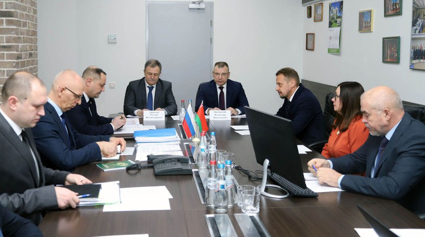 Руководители таможенных служб Беларуси и России провели встречу для обсуждения вопросов контроля товаров  Мероприятие состоялось в Псковской области, где делегации ГТК Беларуси и ФТС России обменялись мнениями и договорились о совместных мерах по совершенствованию таможенного взаимодействия.  Председатель Таможенного комитета Беларуси Владимир Орловский и глава ФТС Валерий Пикалев также обсудили работу Межгосударственного центра для координации работы по управлению рисками Таможенного комитета Союзного государства".  "Мы должны использовать потенциал Межгосцентра в полной мере, чтобы внедрять современные цифровые решения, которые повысят эффективность таможенного контроля и упростят международную торговлю", — подчеркнул Пикалев.  В ГТК Беларуси также сообщили, что на встрече российские коллеги поддержали инициативу Минска о продлении срока временного ввоза транспортных средств для личного пользования отдельными категориями граждан.