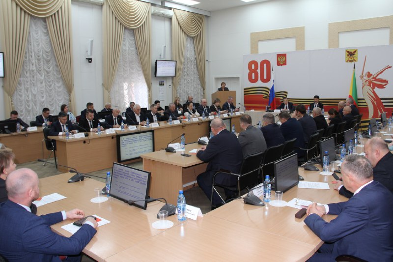 Депутаты Заксобрания приняли поправки в бюджет Забайкалья на 2025 год Депутаты Законодательного собрания Забайкалья в двух чтениях приняли корректировки в бюджет края Теперь доходы бюджета составляют 154 2 млрд рублей расходы 165 5 млрд рублей а дефицит утверждён в сумме 11 4 млрд рублей Министр финансов Забайкальского края Вера Антропова рассказала что поправки в бюджет вносятся за счет роста собственных доходов региона Доходы бюджета края увеличились на 7 3 млрд рублей из которых почти 6 млрд за счет налога на прибыль недропользователей 4 9 млрд и налога на добычу полезных ископаемых 1 1 млрд Согласно поправкам 1 8 млрд рублей будут направлены в муниципалитеты на выплату зарплат Также законом распределено зарезервированное в бюджете повышение зарплат на 3 7 миллиарда рублей Мы в полном объеме обеспечим выплату заработной платы за 12 месяцев то есть все бюджетные учреждения на территории края получат заработную плату за декабрь в декабре Таким образом на обеспечение выплаты заработной платы работникам бюджетной сферы будет направлено более 5 млрд рублей отметила Антропова На социальную помощь участникам СВО и их семьям будет выделено 1 3 млрд рублей В этом году на эти цели уже направлено 8 9 млрд рублей 1 5 млрд рублей пойдут на реализацию концессионных соглашений а 2 3 млрд на сокращение дефицита бюджета Среди расходов возмещение выпадающих доходов железной дороге за пригородные перевозки 277 млн рублей и строительство детсада в селе Акша 158 млн рублей Также документом предусмотрено перераспределение 1 1 млрд рублей на более приоритетные направления Из них 331 1 млн будут направлены на подготовку к пожароопасному сезону 2026 года 283 3 млн на оплату коммунальных услуг муниципальными образованиями 169 5 млн на организацию мероприятий по обращению с бездомными животными За счет казначейских инфраструктурных кредитов 2 3 млрд рублей будут направлены на инженерную инфраструктуру университетского кампуса 260 млн рублей на разработку проектно сметной документации Сибирского водозабора 709 4 млн рублей на благоустройство набережной реки Чита 429 9 млн рублей на строительство и реконструкцию сетей теплоснабжения а на обеспечение инженерной инфраструктурой новых жилых проектов будет направлено 366 4 млн Всего на эти цели суммарно выделили 4 1 млрд рублей Фото тг канал 18 Заксобрания Забайкалья   ChitaMedia Забайкальский край