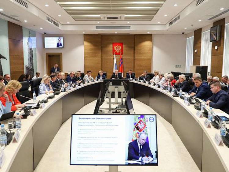 В Волгоградской области назвали новые сроки строительства комплекс ГТС для обводнения поймы Накануне в Волгоградской областной думе прошел «парламентский час», на котором обсудили реализацию экологический проектов. Как рассказали Волжский.ру в комитете природных ресурсов, лесного хозяйства и экологии, председатель облкомприроды Алексей Сивокоз доложил, что за время реализации проекта расчистили 107 водных объектов общей протяженностью более 270 километров, построили 74 водопропускных сооружений. До 2030 года расчистят еще 152 водных объекта. Подробнее на Волжский.ру: