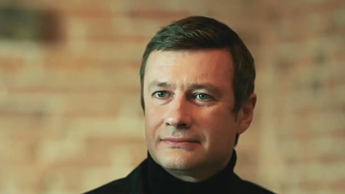 Актера Колганова отправили в СИЗО по делу о создании детской порнографии Об аресте звезды Улиц разбитых фонарей сообщила пресс служба суда Он пробудет в изоляторе минимум до 17 января 2026 года Что известно следствию В 2007 м Владимир Колганов разместил в соцсетях изготовленную им порнофотографию с несовершеннолетним В 2015 м он вместе с подельником изготовил новый порнографический материал с детьми и выложил на своей странице Контент хранился в соцсетях артиста вплоть до его обнаружения силовиками Вину Колганов и его подельник не признали Им грозит до восьми лет лишения свободы   Подпишитесь на Абзац TG VK Дзен MAX Rutube