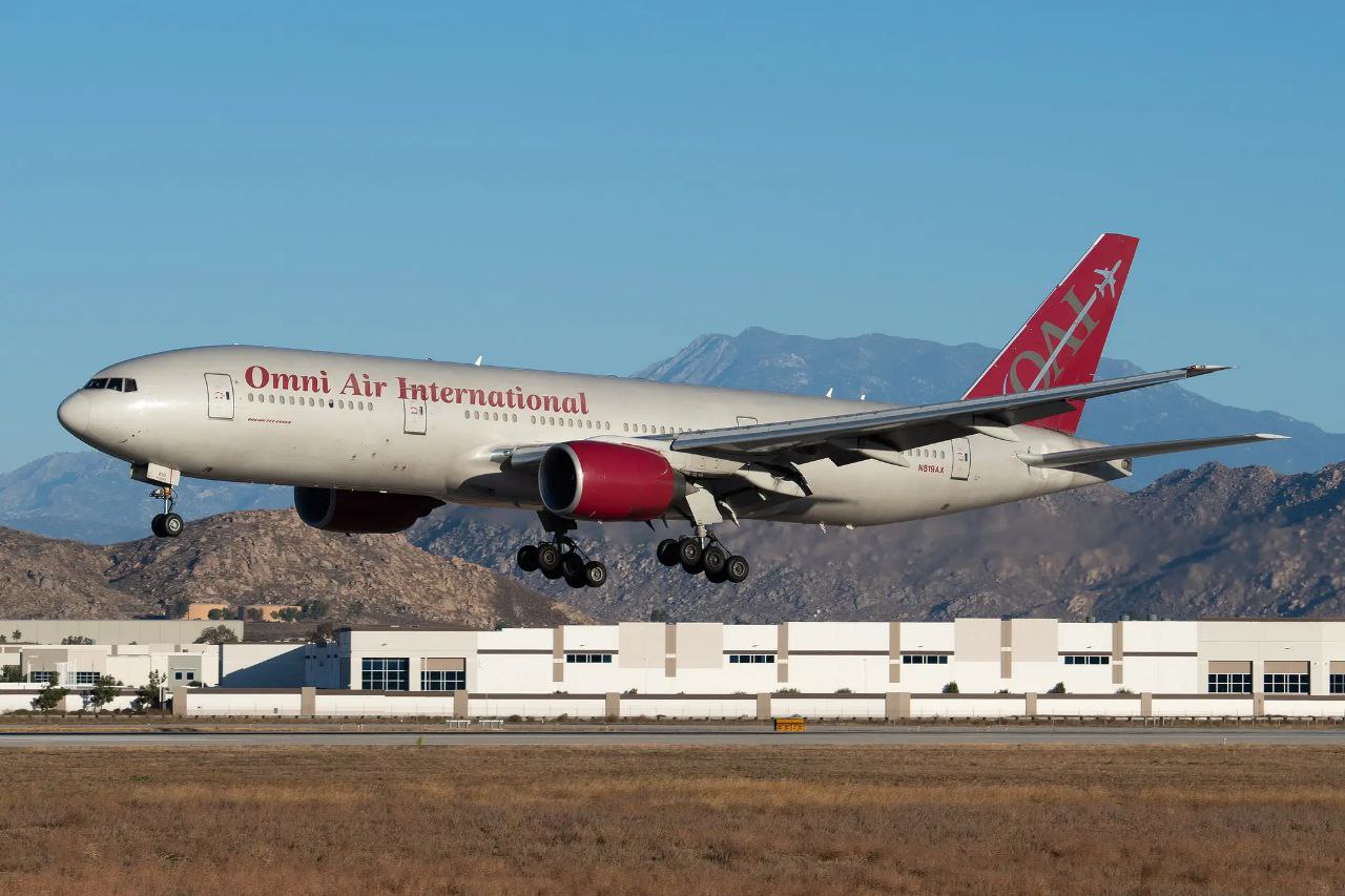 Иран успешно приобрел пять дальнемагистральных самолетов Boeing 777-200ER, которые ранее были сняты с хранения, проведя сложную операцию по уклонению от международных санкций. Эти лайнеры, направленные в одну из нейтральных стран, неожиданно пропали с радаров над территорией Ирана, что стало кульминацией тщательно спланированного плана. Операция включала использование подставных компаний, перерегистрацию бортов и координацию с союзниками для маскировки маршрута.