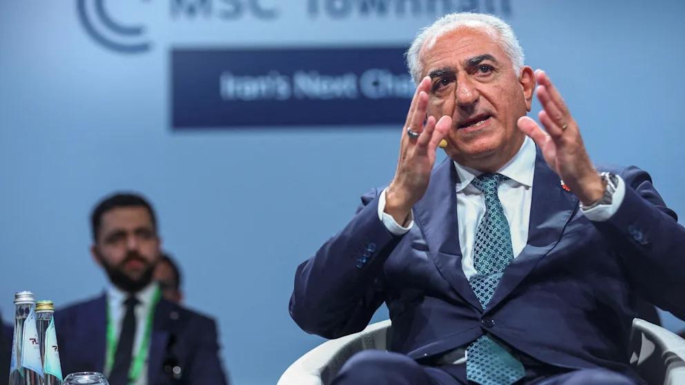 Наследный принц Ирана Реза Пехлеви призвал Запад поддержать смену режима в Тегеране На полях Мюнхенской конференции по безопасности наследный принц Ирана Реза Пехлеви обратился к западным странам с призывом поддержать иранский народ и помочь свергнуть действующую власть в Тегеране Мои соотечественники попросили меня возглавить перемены заявил Пехлеви выступая перед журналистами Сын последнего шаха Ирана вновь подчеркнул что рассчитывает на политическую и дипломатическую поддержку со стороны западных государств в противостоянии с режимом аятолл BILD Russian