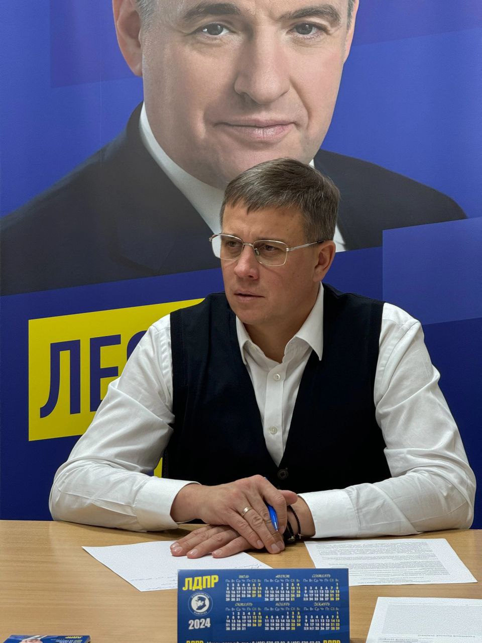 ЛДПР требует очистить интернет от устройств для курения Сегодня любой подросток может купить бонг в два клика. Цветной, дешевый, «безопасный» — маркетплейсы не проверяют возраст, не задают вопросов. ЛДПР говорит: хватит! Председатель партии Леонид Слуцкий направил в Роспотребнадзор обращение с предложением полностью запретить онлайн-продажу бонгов. «Во многих странах мира бонги признаны приспособлениями, которые используются для употребления наркотиков, что выводит из легального поля их продажу и хранение. В нашем законодательстве понятие «бонг» отсутствует. Необходимо противодействовать свободной продаже несовершеннолетним таких устройств. Предлагаем полностью запретить их реализацию», — заявил Слуцкий. Статистика тревожит: за первый квартал 2025 года число наркопреступлений выросло на треть. Сбыт — почти вдвое. Виталий Пашин, лидер ЛДПР в Челябинской области: «Если государство не защитит детей, бизнес этого точно не сделает. Свобода торговли не может быть выше права подростков на здоровье».