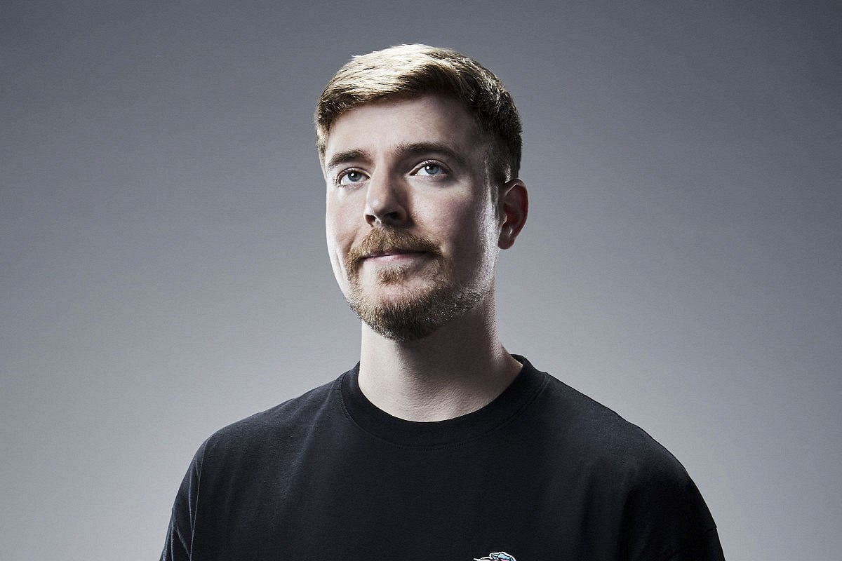 ТОП FORBES ПРЕДСТАВИЛ СПИСОК САМЫХ БОГАТЫХ И ВЛИЯТЕЛЬНЫХ БЛОГЕРОВ Forbes опубликовал ежегодный список 50 самых высокооплачиваемых и влиятельных звезд соцсетей. Четвертый год подряд первое место в нем занял MrBeast, чей годовой доход издание оценило в 85 млн долларов, а число подписчиков ― в 634 млн. За ним следует блогер, предприниматель и кинопродюсер Дхар Манн доход ― 56 млн долларов, число подписчиков ― 137 млн , который смог организовать полноценную голливудскую студию. Замыкает тройку инфлюэнсер и профессиональный боксер Джейк Пол 50 млн долларов дохода, 79 млн подписчиков , чей бой против Майка Тайсона в ноябре вызвал огромный ажиотаж. В рейтинг также вошли новые звезды тиктока: Аликс Эрл, Джейк Шейн и Нара Смит, ведущая подкаста «Call Her Daddy» Алекс Купер, ютуберша Ms. Rachel, танцовщица и певица Эддисон Рей, недавно выпустившая дебютный альбом «Addison», комики Druski и Adam W. Среди новичков — диджей и тиктокерша Xandra, юристка и эксперт по личным финансам Эрика Кулльберг, а также модель и инфлюэнсер Wisdom Kaye. В этом году 50 креаторов из списка Forbes заработали в общей сложности почти 853 млн долларов — на 18,5% больше, чем в 2024 году. Одновременно выросло и число подписчиков: теперь на всех участников рейтинга подписаны более 3,37 млрд человек, что на 25% больше по сравнению с прошлым годом. При составлении списка Forbes учитывал три ключевых показателя: доход, предпринимательскую активность и влияние количество и вовлеченность подписчиков . ФОТО: Steven Khan #аврорамедиа_блогеры Telegram-экосистема АВРОРА МЕДИА МЕДИА НОВОСТИ РЕГИОН ЛАЙФ СПОРТ ГЕРЛЗ ХАЙТЕК ПЕРСОНЫ ИНСАЙД КРИМИНАЛ МОЛОДОСТЬ LIVE АВРОРА МЕДИА YOUTUBE RUTUBE