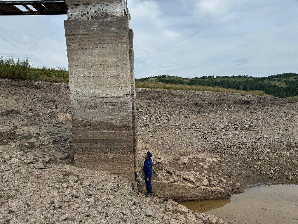 Уголовное дело о халатности возбуждено по факту прорыва дамбы на Хонхолойском водохранилище в Мухоршибирском районе Бурятии, что произошёл в начале августа. Тогда оказалась подтоплена федеральная трасса  там закрывали движение , повреждены три моста, эвакуировали жителей сёл…   Как выяснилось, этого всего можно было избежать.  «Установлено, что эксплуатирующей организацией – Мухоршибирским филиалом управления мелиорации земель и сельскохозяйственного водоснабжения по республике не приняты меры по регулированию  открытию  шлюза регулятора гидротехнического сооружения. Это привело к подъёму уровня воды, аварийной ситуации и прорыву дамбы», - сообщили в прокуратуре Бурятии