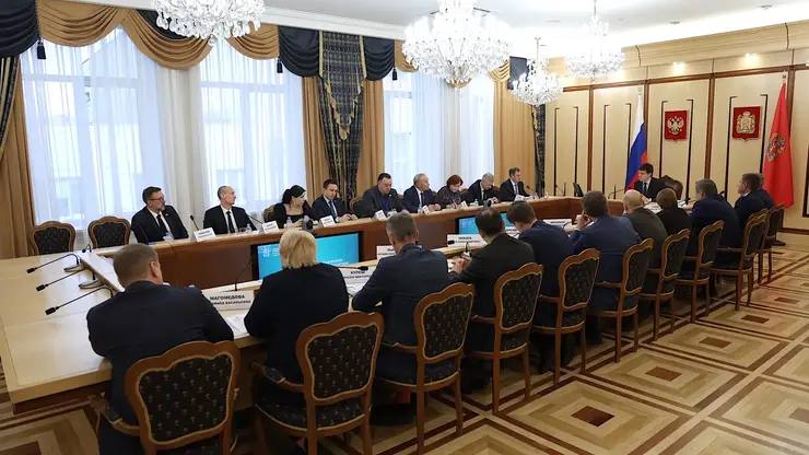 Депутаты Красноярского края усилят контроль на местах В Законодательном Собрании Красноярского края обсудили новый подход к сотрудничеству Координационного совета Ассоциации по взаимодействию представительных органов государственной власти и местного самоуправления Спикер краевого парламента Алексей Додатко призвал коллег активнее применять депутатский контроль за качеством работ при ремонте и строительстве социальных объектов взаимодействовать с жителями через общественные советы Следует подумать о структуре и работе Ассоциации с точки зрения новых правовых реалий обсудить эти вопросы в приоритетном порядке и внести предложения в Законодательное Собрание края отметил он Председатель комитета по государственному устройству законодательству и местному самоуправлению Галина Ампилогова подчеркнула важность участия муниципальных депутатов в обсуждении законопроектов и напомнила о предстоящих публичных слушаниях по бюджету региона Фото Законодательное Собрание Красноярского края   Подписаться на sibnovosti ru предложить новость