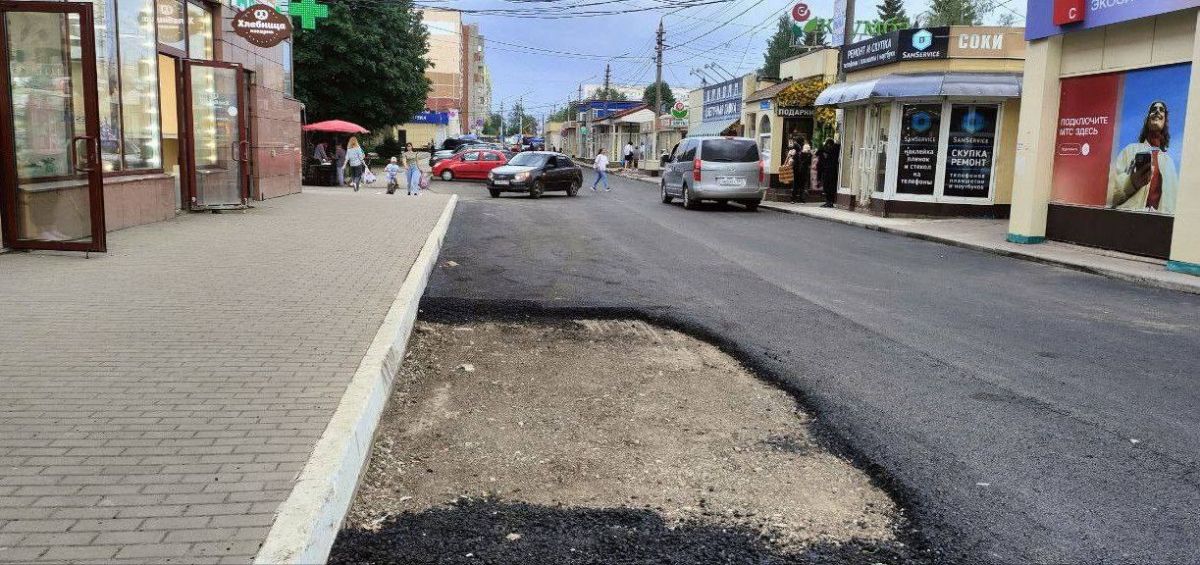 В Туле из-за нерадивых водителей улицу Плеханова не смогли заасфальтировать до конца В Туле из-за нерадивых водителей дорожники не смогли до конца заасфальтировать улицу Плеханова. Кадрами поделились жители в социальных сетях. ↗ Прислать новость Подписаться