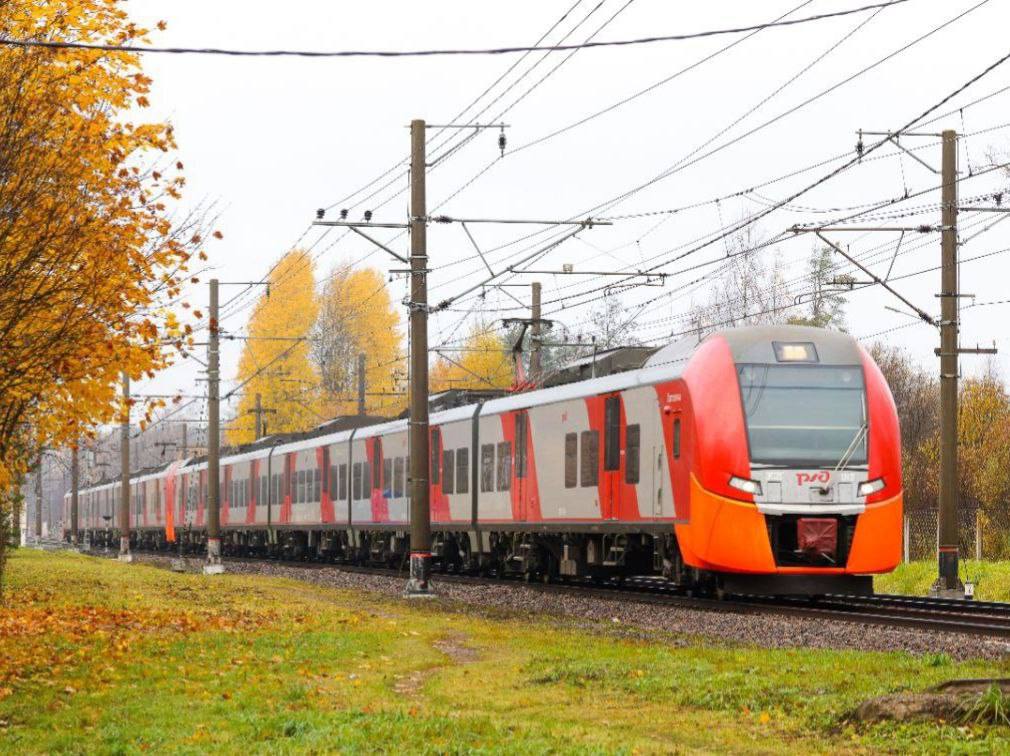 В Петербург с железнодорожным визитом Октябрьская железная дорога и официальный городской туристский портал Санкт Петербурга Visit Petersburg развивают сотрудничество в рамках информирования петербуржцев и гостей города о туристских продуктах РЖД Решение представить информацию обо всех наших туристских продуктах является продолжением многолетнего сотрудничества администрации города и Октябрьской магистрали Этот проект поможет туристам увидеть всю палитру возможностей путешествовать на поезде отметил начальник Октябрьской железной дороги Виктор Голомолзин На портале Visit Petersburg создан цифровой гид с информацией о туристских поездах маршруты которых начинаются или проходят через Санкт Петербург Кроме того проект включает несколько интерактивных блоков о вокзалах Петербурга турах экскурсиях и других вариантах железнодорожных путешествий Запуск нового информационного проекта совместно с РЖД это важный этап в продвижении Петербурга еще одна возможность предложить нашим гостям уникальные маршруты и яркие впечатления Развитие железнодорожного туризма способствует формированию новых межрегиональных маршрутов увеличивает турпоток и показывает какими увлекательными и комфортными могут быть путешествия по нашей прекрасной стране подчеркнул председатель Комитета по развитию туризма Санкт Петербурга Евгений Панкевич На Октябрьской железной дороге представлен широкий выбор туристских поездов которые предоставляют услуги от путешествия одного дня до полноценного круиза по системе поезд отель