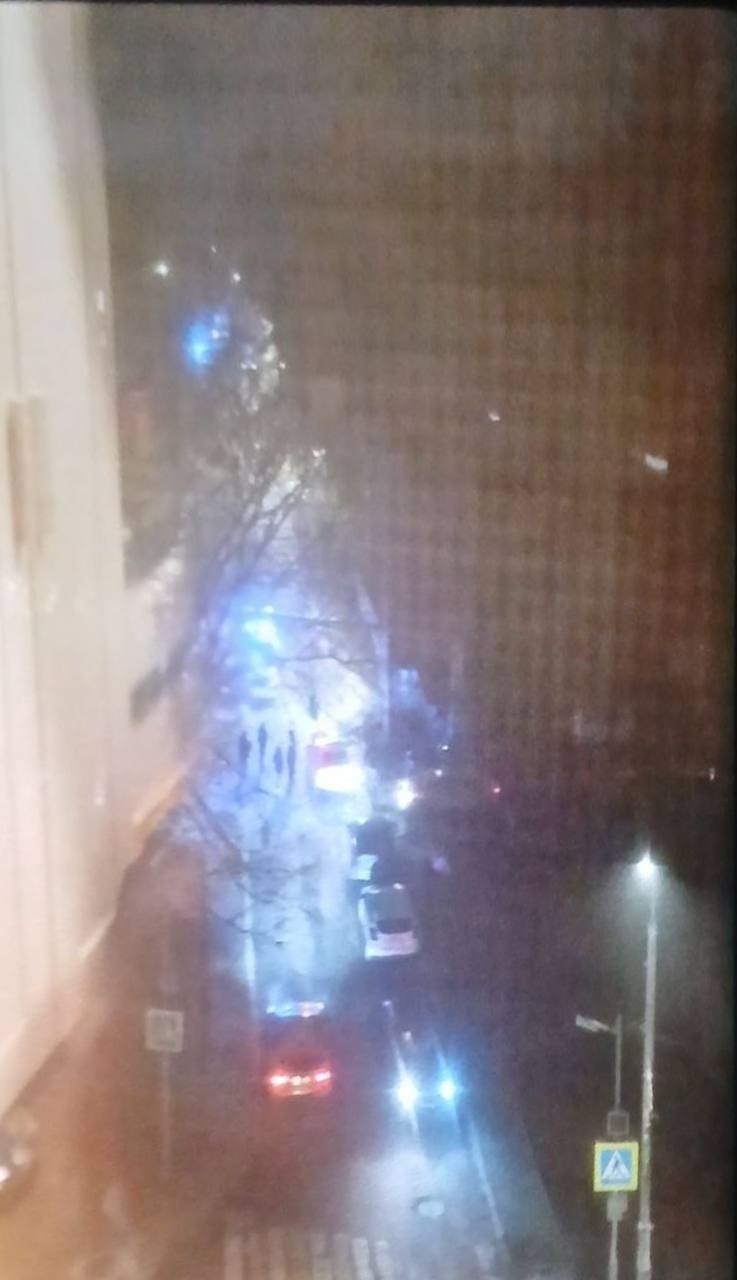 Подросток погиб из за взрыва неизвестного предмета в Подмосковье Пострадал еще один несовершеннолетний сообщили в оперативных службах Все произошло в Химках в микрорайоне Сходня На месте происшествия работают экстренные службы Обстоятельства случившегося выясняются UPD также пострадала проходившая мимо женщина   Подпишитесь на Абзац TG VK Дзен MAX Rutube