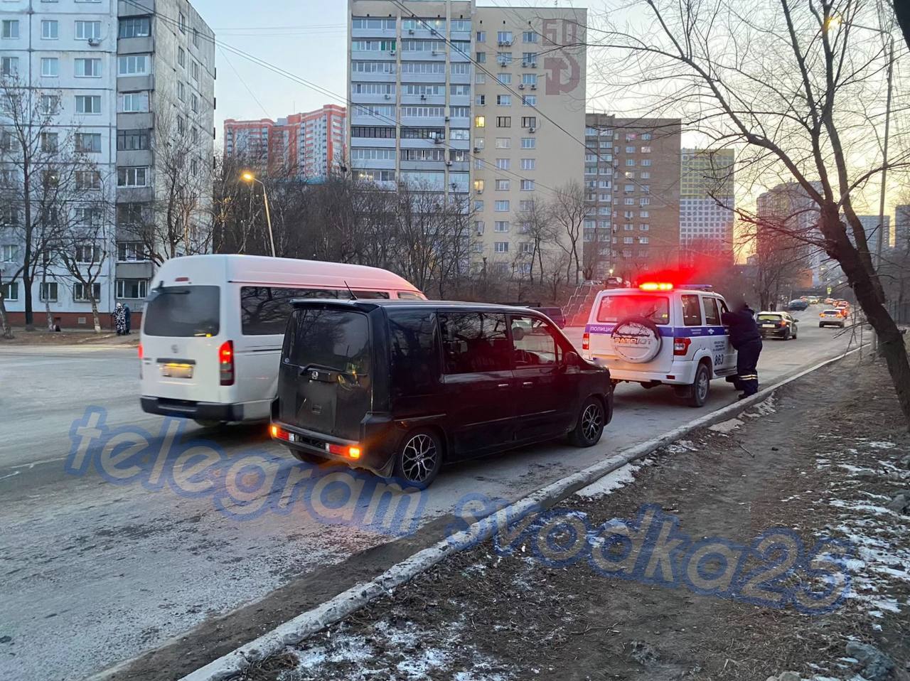 Во Владивостоке пешеход погиб, пытаясь перебежать дорогу     Трагический инцидент произошел сегодня утром на улице Карбышева. Водитель автомобиля насмерть сбил пешехода, который пытался пересечь дорогу в неположенном месте.  От полученных травм пострадавший скончался в карете скорой помощи. Обстоятельства случившегося выясняются.  Источник: