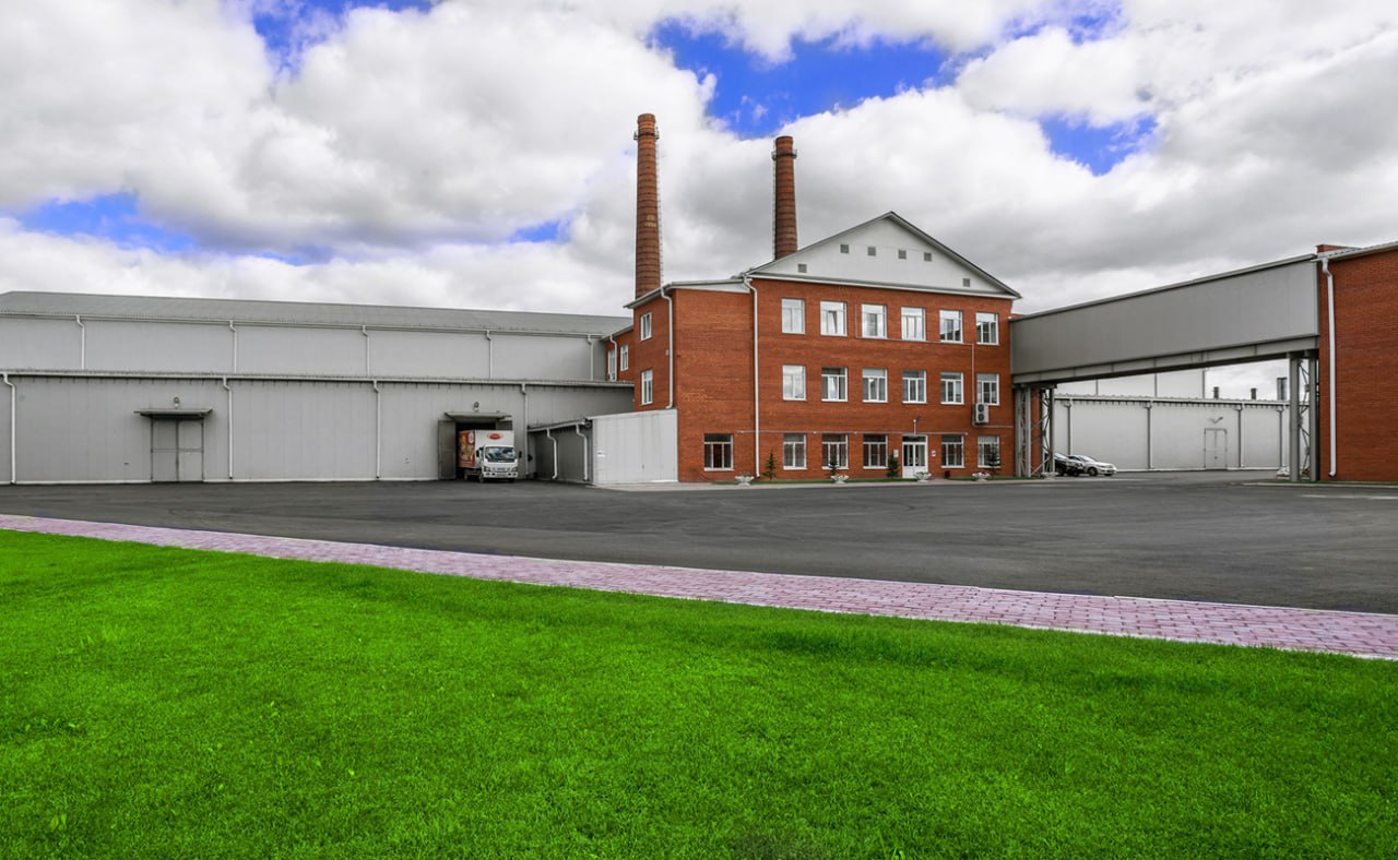 На кондитерском рынке растет активность M A Производитель мягких вафель Акульчев приобрел уральскую кондитерскую фабрику Колос Она выпускает печенье прочие мучные изделия и зефир под брендом Руслада сам он не вошел в сделку Мощность фабрики составляет около 900 т продукции в месяц а стоимость сделки оценивается в 500 млн руб При прежних владельцах предприятие было загружено на 15 20 а Акульчев его модернизирует оптимизирует и дозагрузит Ситуация в сегменте Региональные игроки сталкиваются с ростом себестоимости и высокой конкуренцией из за чего оказываются вынуждены продавать бизнес Обладающие большими ресурсами федеральные игроки скупают компании с сильными брендами и качественным оборудованием Это происходит на фоне того как рынок мучной кондитерки растет быстрее продовольствия в целом благодаря перетоку спроса из сегмента шоколадных изделий За январь сентябрь 2025 продажи кондитерки выросли на 2 7 г г в объеме и на 18 6 в деньгах печенья на 8 3 и 26 1 соответственно данные NTech FMCG Report