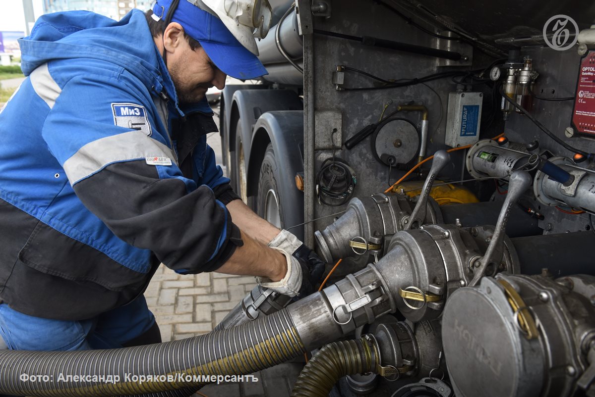 EBITDA нефтекомпаний может вырасти в четвертом квартале на 15 30 несмотря на снижение цен на российскую нефть следует из отчета аналитической компании Эйлер с которым ознакомился Ъ Основной вклад в достижение этого результата внесет нефтепереработка которая выигрывает от сочетания низких цен на сырье и высоких цен на нефтепродукты Наибольший прирост EBITDA на тонну добычи в четвертом квартале по прогнозу аналитиков покажут Башнефть Татнефть и Газпром нефть Подробнее в материале Ъ Ъузнал