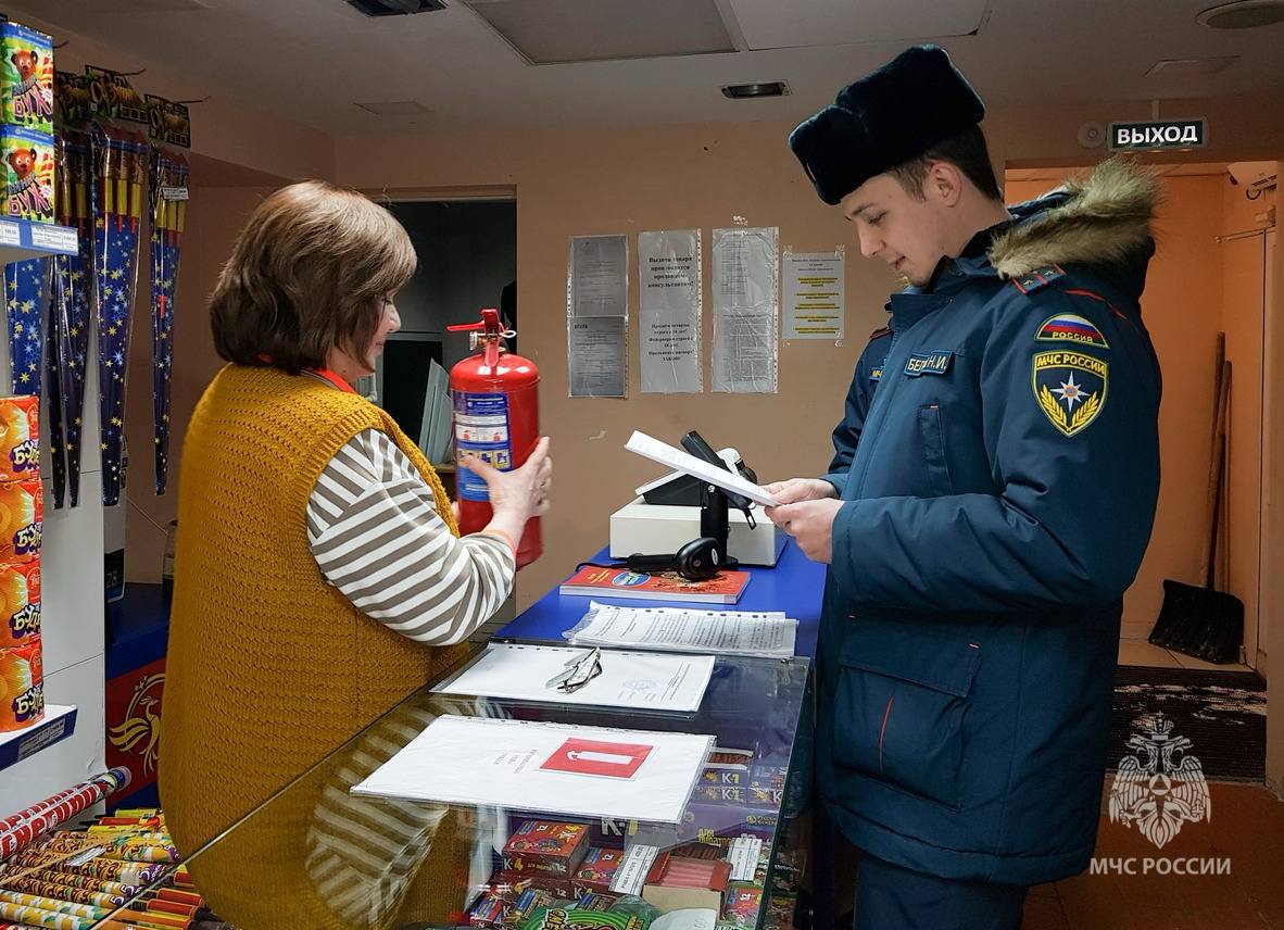 Зажигаем, но не горим!  Ноябрьские сотрудники отдела надзорной деятельности и профилактической работы продолжают проводить профилактические визиты по торговым павильонам, где реализуется пиротехническая продукция.   Особое внимание специалисты уделяют выявлению несанкционированных мест торговли пиротехникой.   Визиты по выявлению несанкционированных мест реализации пиротехнической продукции проходят с 18 декабря, и продлятся вплоть до окончания новогодних праздников. На данный момент не выявлено ни одного места стихийной торговли. Что касается торговых павильонов, мы регулярно наведываемся туда, чтобы убедиться, что продавцы соблюдают все правила пожарной безопасности, - пояснил старший инспектор отдела надзорной деятельности и профилактической работы г. Ноябрьска Никита Беляев.   В ходе профилактических визитов инспекторы обращают внимание на наличие всех необходимых документов на объекте, состояние путей эвакуации, знания о правилах хранения и реализации продукции, правила пользования огнетушителями и действия в случае пожара.   Не забывают уточнить у продавцов, кому они имеют право продавать пиротехнику и где расположены площадки, рекомендованные для запуска салютов и фейерверков.    МЧС Ямало-Ненецкого АО