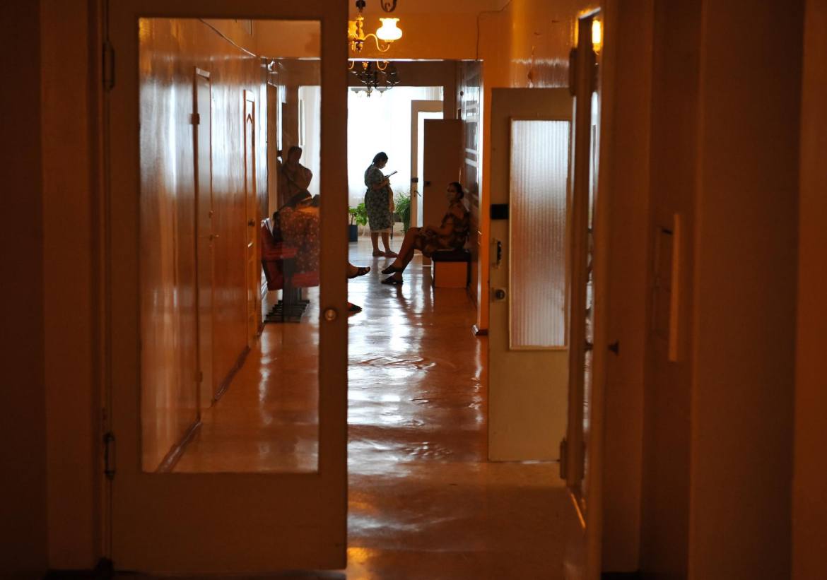 В Петербурге изменился средний возраст рождения первенца В Петербурге к осени уменьшился средний возраст когда женщина рожает первенца об этом на пресс конференции ТАСС заявила глава городского комитета по социальной политике Елена Фидрикова Средний возраст достиг 29 8 года Отмечается что второго ребёнка петербурженки рожают в среднем в 31 год третьего в 33 года По словам Фидриковой несмотря на то что жительницы города стали рожать раньше этого недостаточно для повышения демографии Нас это не может не беспокоить Потому что репродуктивное здоровье уже оставляет желать лучшего Поэтому страна делает всё чтобы стимулировать рождение первых детей отметила Фидрикова Павел Долганов Trend Подписаться на ДП в Telegram MAX