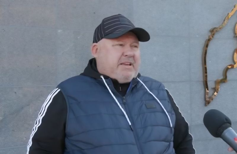 На Камчатке задержан известный предприниматель Куц Как стало известно агентству КАМЧАТКА ИНФОРМ силовики задержали известного камчатского предпринимателя дорожника Олега Куца чья компания ведет работы на многострадальной улице Ленинской Как рассказывают источники агентства в офис предпринимателя нагрянули силовики Олега Куца задержали В правоохранительных органах о причине задержания бизнесмена и преступлениях которые ему инкриминируют не сообщают Но источники КАМЧАТКА ИНФОРМ в силовых структурах подтвердили информацию о его задержании Компании Олега Куца работают в дорожной отрасли Камчатки не первый год Сам он занимал должность директора Управления инженерных работ является руководителем Союза Камчатское объединение дорожников владельцем частной пивоварни Hans В этом году его компании начали работы по контрактам на реконструкции ул Ленинской Что будет с главной транспортной артерией после задержания предпринимателя спрогнозировать сложно Сам бизнесмен на телефонные звонки не отвечает его телефон недоступен КАМЧАТКА ИНФОРМ новости Камчатки в Telegram Фоторепортажи и эксклюзивные материалы на kamchatinfo com НАПИСАТЬ НАМ