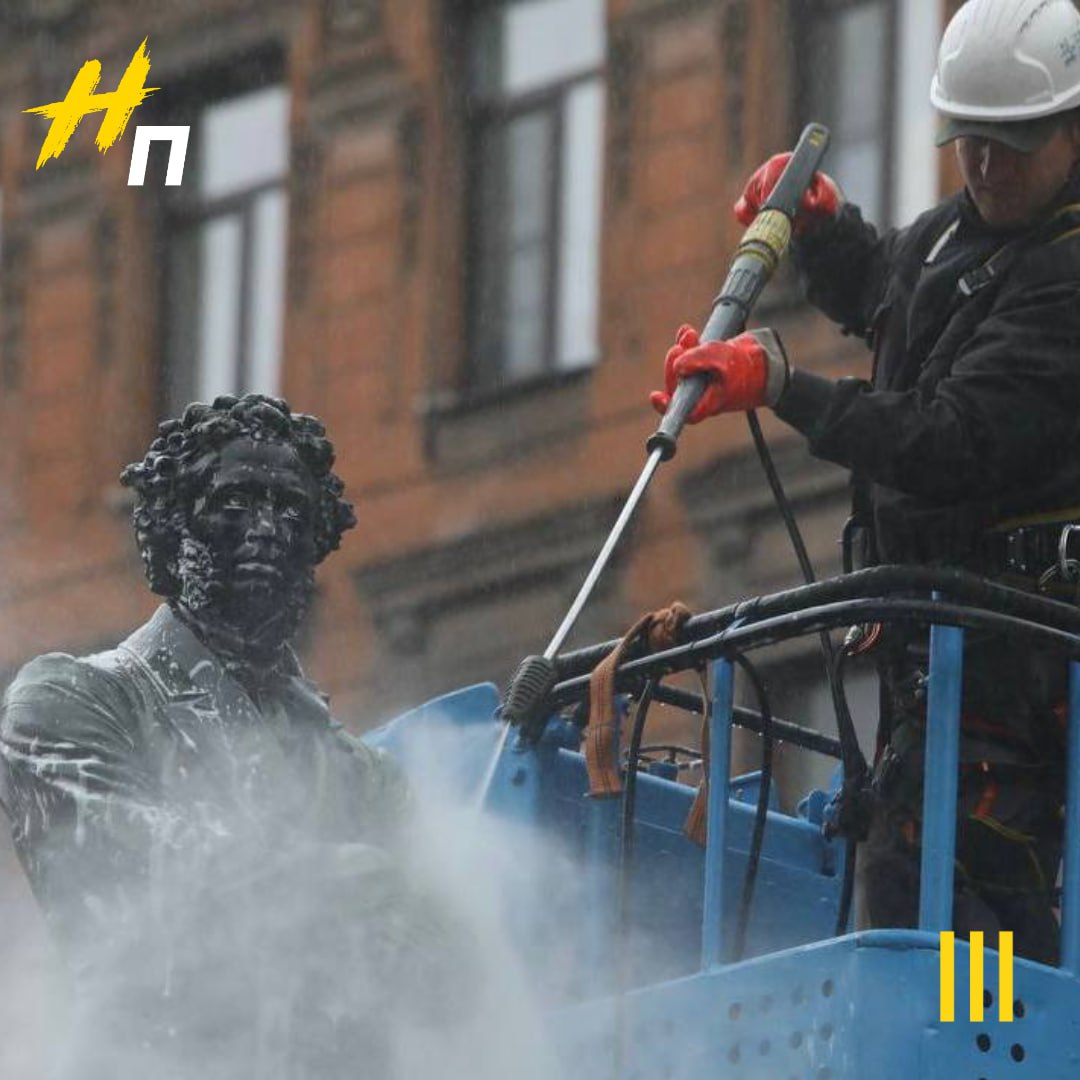 Не на памятник в Петербурге птиц предложат кормить в специальных зонах В Петербурге рассматривают инициативу по запрету кормления птиц в непосредственной близости от памятников культуры и истории Основная причина серьезный ущерб который наносит птичий помёт скульптурам и постаментам Птичий помёт обладает высокой кислотностью При длительном контакте он не просто пачкает камень и бронзу а буквально разъедает их приводя к образованию трудноудаляемых пятен и необратимых повреждений поверхности Реставрация требует огромных затрат Что предлагается вместо запрета Для сохранения традиции заботы о птицах но защиты памятников планируется создать альтернативу Специальные зоны для кормления В парках и на менее загруженных историческими объектами территориях будут организованы специально обозначенные места где кормить птиц наоборот будут рекомендовать Это позволит перенаправить поток птиц из центральных частей города У памятников могут появиться информационные таблички объясняющие почему их нельзя кормить здесь и указывающие путь к ближайшей разрешённой зоне С одной стороны инициатива направлена на сохранение бесценного культурного наследия Петербурга реставрация которого финансируется из бюджета С другой она не ущемляет желание горожан проявлять заботу о пернатых а просто предлагает делать это в правильных местах если вы за создание подобных зон если считаете что кормление птиц не должно никак ограничиваться   Новый Петербург в МАХ