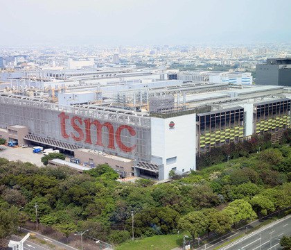 TSMC повысит цены на передовые чипы до 10 из за огромного спроса со стороны клиентов TED Похоже что крупнейший чипмейкер собирается заметно поднять стоимость чипов производимых с использованием технологического узла TSMC N3 и более тонких техпроцессов Об этом сообщает тайваньское издание Taiwan Economic Daily TED со ссылкой на собственные источники внутри компании