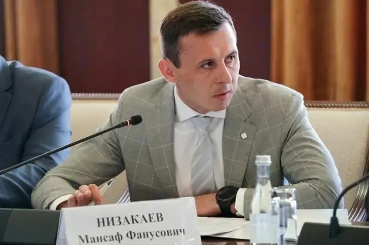 В прокуратуру вернули уголовное дело Низакаева Октябрьский районный суд Уфы вернул в прокуратуру Башкирии уголовное дело в отношении бывшего директора ГКУ «Транспортная дирекция РБ» Мансафа Низакаева. Напомним, в августе 2024 года прокуратура и следственный комитет Башкирии сообщили, что Низакаев предстанет перед судом по обвинению в получении взятки в особо крупном размере ч. 6 ст. 290 . Произошло преступление, по версии следствия, когда в 2021-2023 годах Низакаев в качестве руководителя Транспортной дирекции курировал ход строительства «Восточного выезда». Не позднее октября 2021 года руководитель, по версии следствия, потребовал от компании-подрядчика передачи в качестве взятки в безвозмездное пользование автомобиль премиум-класса, угрожая создать препятствия в приемке выполненных работ и их оплате. Пользовался транспортом до июля 2023 года аренда подобной иномарки составила бы более 1,5 млн рублей . А также Низакаев потребовал дважды оплатить билеты Уфа – Анталья и обратно на 159 тысяч рублей. На имущество Низакаева наложили арест на общую сумму более 12 млн рублей в том числе на два нежилых здания и помещение, три земельных участка, мотоцикл . Октябрьский районный суд переквалифицировал дело на превышение должностных полномочий ч. 1 ст. 286 УК РФ . В срок лишения свободы зачли время содержания под стражей с конца сентября 2023 года по июнь 2024 года – день в СИЗО был засчитан за два дня в колонии, а также под домашним арестом с июня до конца ноября 2024 года – два дня дома были засчитаны за день лишения свободы. В марте 2025 года Верховный суд Башкирии, рассмотрев представление прокуратуры, направил уголовное дело на новое рассмотрение. Обратная связь Подписаться