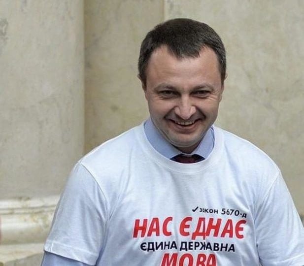 В украинских школах начали проверять, на каком языке общаются дети Языковой омбудсмен Тарас Креминь заявил, что украинский язык должен звучать не только на уроках и переменах, но даже в бомбоубежище. Также, по его словам, на Украине осталось всего 345 детей, изучающих русский язык в школах или обучающихся на нем. В 2021 году русский язык изучали 455 тысяч школьников. Главное — здесь. Подписывайтесь!