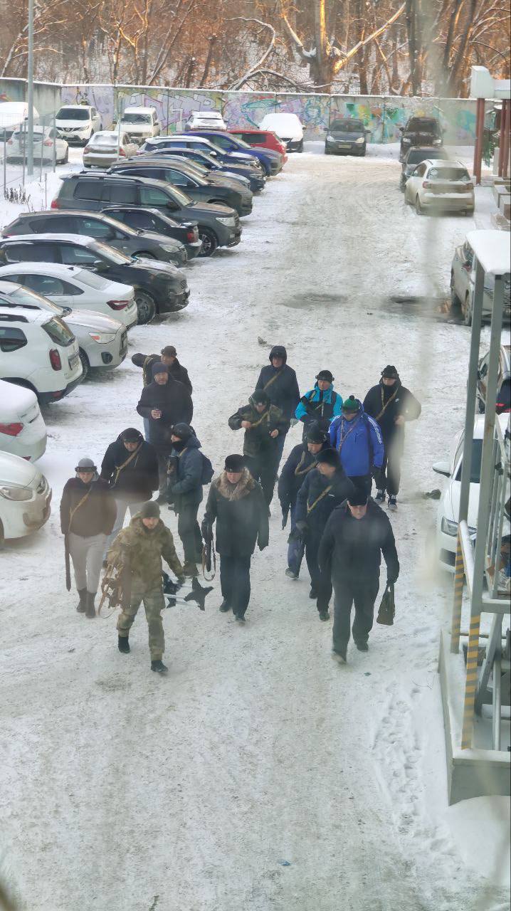 В центре Тюмени заметили группу вооруженных мужчин. Компания мужчин в штатском  с оружием в руках не на шутку накануне напугала жителей областной столицы.   «Что происходит на Малыгина? Куда направляются эти вооруженные люди», - задавали вопросы тюменцы в социальных сетях.   И высказывали свои предположения: «наверное, съемка фильма какого-то», «в страйкбол пошли играть»,  «возможно, учения».  Как выяснилось, в пятницу, 20 декабря, в Тюмени проходили курсы повышения квалификации для учителей по дисциплине «Основы безопасности и защиты Родины» по модулю Военно-спортивные игры в образовательной организации  Зарница ». Об этом сообщили в  городском департаменте образования. И  добавили, что оружие  автоматы  не настоящие, а обычная игрушка.     Прислать новость