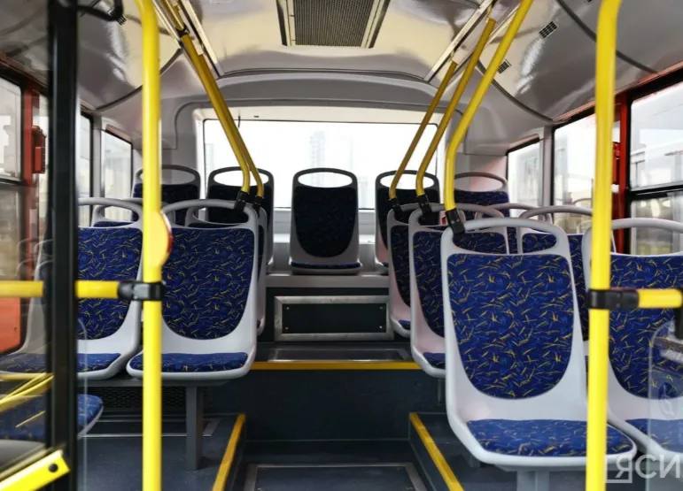 В Якутии с 5 января возобновлены межмуниципальные автобусные перевозки Министерство транспорта и дорожного хозяйства Республики Саха Якутия сообщает о возобновлении межмуниципальных автобусных перевозок С 5 января 2026 года восстановлено регулярное движение автобусов по направлениям в Горный Намский Хангаласский и Чурапчинский улусы Ранее рейсы были приостановлены в связи с отсутствием средств в бюджете В настоящее время движение возобновлено расписание маршрутов согласовано с органами местного самоуправления Автобусное сообщение осуществляется по ряду межмуниципальных маршрутов На маршруте 201 Якутск Покровск Мохсоголлох Якутск отправление из Якутска предусмотрено в 19 00 Из поселка Мохсоголлох рейсы выполняются в 7 00 и 21 30 из города Покровска в 7 35 и 22 00 По маршруту 202 Якутск Магарас Бердигестях Якутск автобусы отправляются из Якутска в 6 00 и 18 00 Из села Бердигестях рейсы запланированы на 9 30 и 21 30 Маршрут 203 Якутск Намцы Хатырык Якутск предусматривает отправление из Якутска в 18 30 Из села Хатырык автобусы выходят в рейс в 8 00 и 21 45 из поселка Намцы в 8 45 и 22 30 На маршруте 206 Нижний Бестях Чурапча Нижний Бестях отправление из Нижнего Бестяха осуществляется в 13 30 из села Чурапча в 8 00 и 17 00 Также возобновлено движение по маршруту 206А Якутск Нижний Бестях Чурапча Нижний Бестях Якутск с отправлением из Якутска в 12 30 и из села Чурапча в 8 00 и 17 00 На всех межмуниципальных маршрутах среда и четверг являются выходными днями Дополнительно на направлении Якутск Покровск Мохсоголлох предлагается маршрут 210 Якутск Техтюр который обслуживается перевозчиком ООО Атлант Авто по нерегулируемому тарифу В Минтрансе Якутии отмечают что при ухудшении погодных условий связанных с экстремально низкими температурами и туманами в целях обеспечения безопасности пассажиров рейсы могут быть отменены единаяроссия сахасирэ ольгабалабкина мыработаем россия якутия арктика экология арктическаяякутия Подписывайтесь на канал   t me balabkinaov