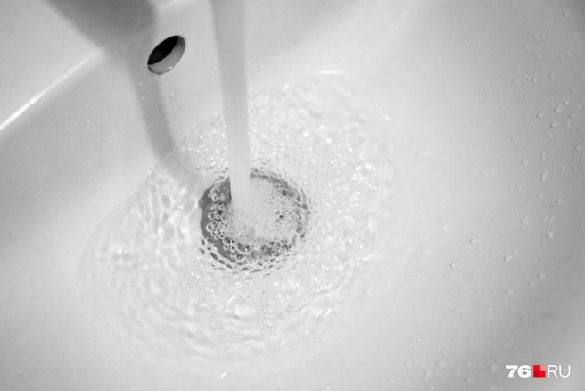 В Омске оказались самые низкие тарифы на воду среди городов-миллионников страны, рассказали в региональной РЭК. Сейчас за куб жители города платят 24,37 рублей, но уже с 1 июля цена увеличится до 27,78 рублей. Как утверждают в ведомстве, тариф все равно будет самый низкий. Дороже всего питьевая вода обходится для жителей Москвы 59,80 рублей за куб , далее — Ростов-на-Дону 56,62 рублей и Екатеринбург 44,59 рублей . ⏹