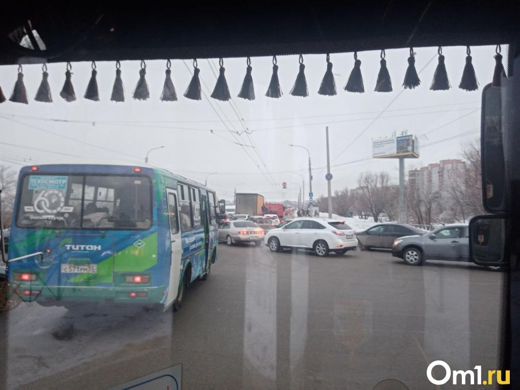 Сергей Шелест отреагировал на пробки в Омске из-за перекрытия моста у Телецентра  Глава города извинился перед горожанами за неудобства и отметил, что капитальный ремонт моста — необходимость, от которой нельзя отказаться.  Мэр дал поручения своим заместителям — Владимиру Куприянову, курирующему городской транспорт, и Юрию Казакову, отвечающему за строительное направление, — совместно с подрядчиком и сотрудниками ГИБДД выработать дополнительные меры для улучшения дорожной ситуации.