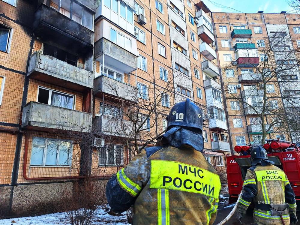 Дончанин погиб на пожаре в собственной квартире  Днём в Кировском районе, по улице Петровского, произошёл пожар в 9-этажном жилом доме — загорелась квартира на 3 этаже. В зале, в ходе разведки, был обнаружен погибший мужчина.  С 6 этажа огнеборцы по лестничному маршу вынесли 54-летнего мужчину и передали его медикам. Спасённый был госпитализирован.  Причина пожара устанавливается. На месте происшествия работали 16 специалистов и 4 единицы техники МЧС России.    МЧС ДНР   МЧС России