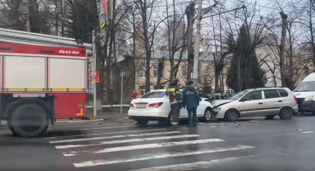 На Лескова произошло жесткое ДТП, приехала реанимация     Утром на улице Лескова три легковушки попали в аварию. Две машины пострадали от лобового столкновения, еще одну унесло в сторону.  ↗  Прислать новость   Подписаться